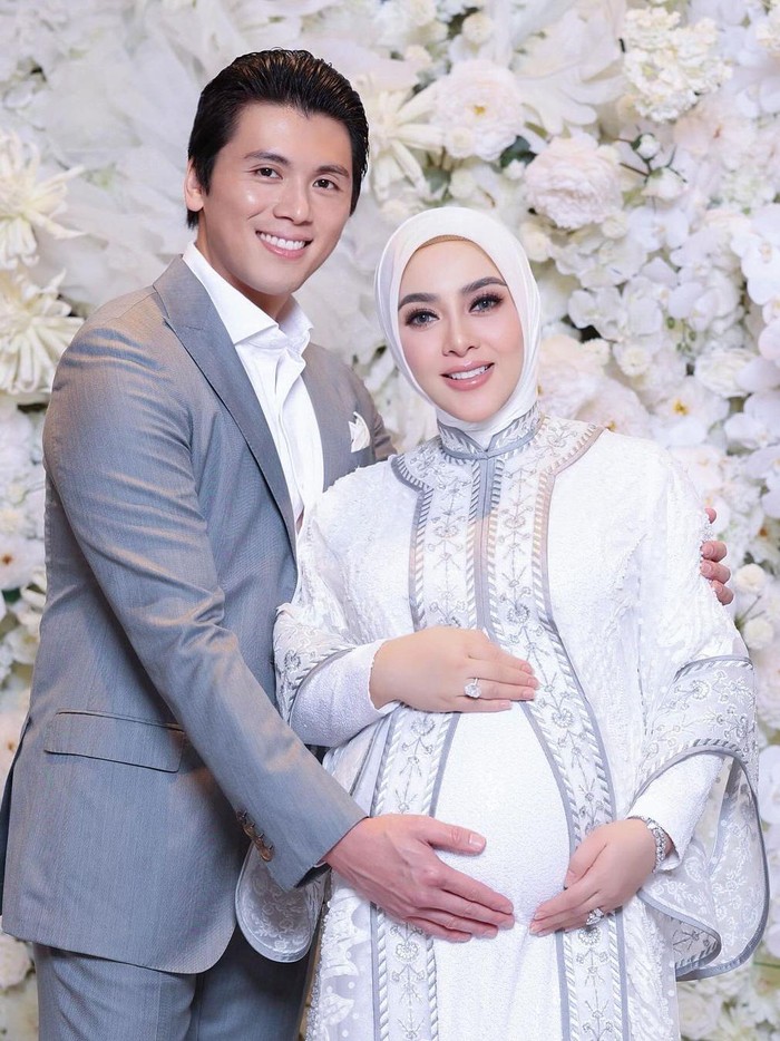 Syahrini dan Reino Barack Umumkan Kehamilan Pertama