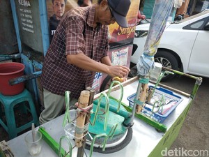 Tabroni, Penjual Es Serut Gula Jawa Terakhir di Pasar Jagasatru