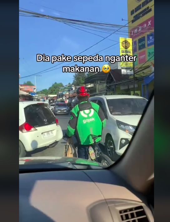 Tak Punya Motor, Ojol Ini Antar Pesanan Makanan pakai Sepeda