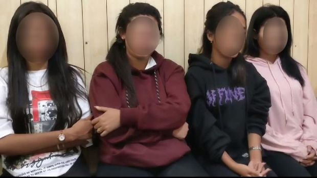 Tangkapan layar empat perempuan saat memberi klarifikasi terkait aksi mengonsumsi miras di Mapolres Sikka, NTT. (Foto: Istimewa)