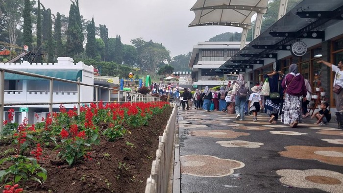 Tempat wisata Selecta Kota Batu diserbu pengunjung saat libur Waisak