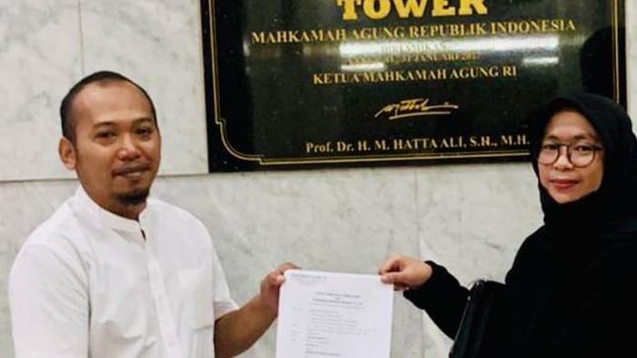 Tim kuasa hukum Happy hayati helmi dan M. Ratho Priyasa memasukan surat pemberitahuan penetapan Tersangka ke Mahkamah Agung (dok.ist)