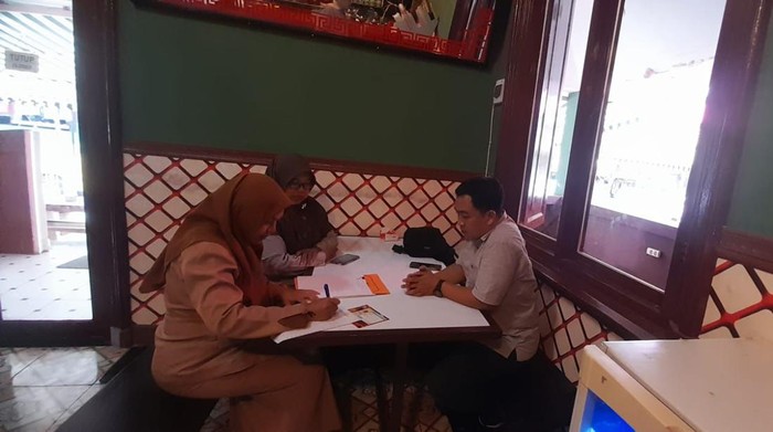 Tim Puspa IndahPemkot Mojokerto  tengah mendata dan menarik wajib pajak