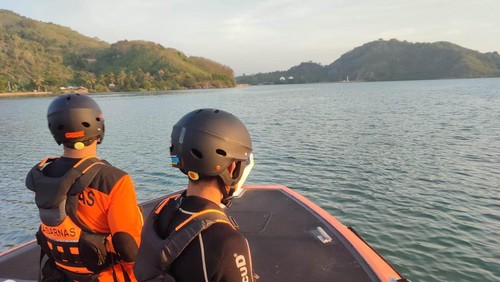 Tim SAR saat proses pencarian korban tenggelam di perairan Desa Sekotong Tengah, Kecamatan Sekotong, Lombok Barat, NTB, Kamis (23/5/2024). (Foto: Humas SAR Mataram)