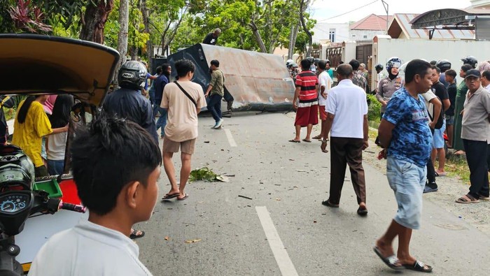 Truk dalmas milik Polresta Gorontalo Kota kecelakaan.