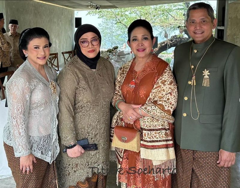 Tutut dan Titiek Soeharto di Pernikahan Anak Onky Alexander Tutut dan Titiek Soeharto di Pernikahan Anak Onky Alexander.