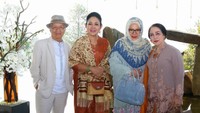 Beda Gaya Kondangan Tutut & Titiek Soeharto di Pernikahan Anak Onky Alexander