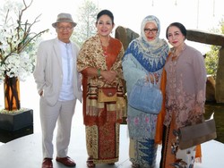 Beda Gaya Kondangan Tutut & Titiek Soeharto di Pernikahan Anak Onky Alexander