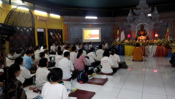 Perayaan Waisak yang Sakral: Umat Buddha Berpadu dalam Doa dan Meditasi di Wihara Aryawipa Arama TMII