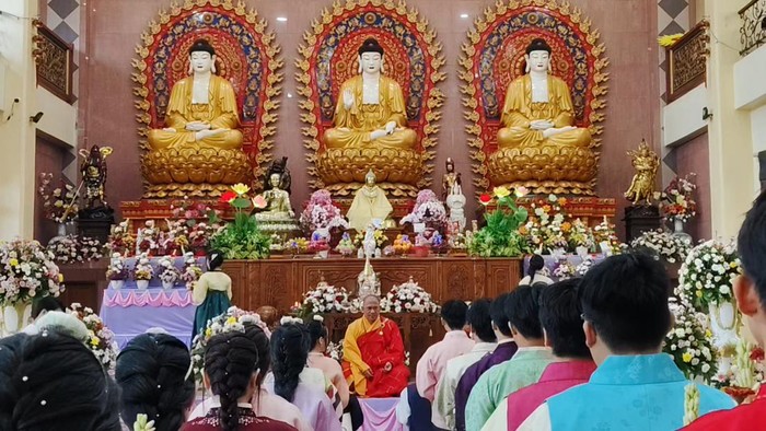 Umat Budha di Maha Vihara Dharmakirti gelar puja bakti