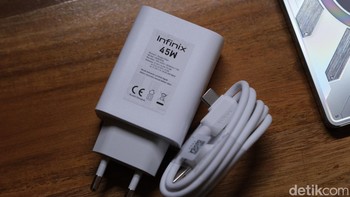 Charger bawaannya punya daya maksimal 45W dan dilengkapi kabel USB-C angled, yang tampaknya akan nyaman dipakai bermain game sembari mengisi daya. Foto: detikINET/Anggoro Suryo Jati