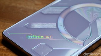 Peningkatan lain yang dihadirkan Infinix terletak pada design body GT 20 Pro 5G. Di bagian belakangnya terdapat fitur lampu LED yang menawarkan delapan kombinasi warna dan empat efek pencahayaan. Foto: detikINET/Anggoro Suryo Jati