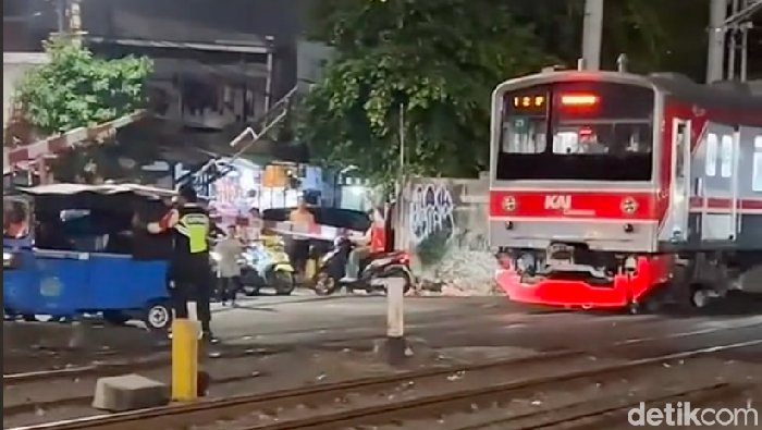 Momen Menegangkan: Bajaj Melaju Kencang di Perlintasan Saat KRL Melintas