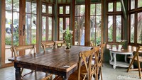 Tak hanya itu, suasananya juga seperti di negeri dongeng. Interiornya didominasi dengan rumah kayu dan gazebo yang estetik. Foto: detikcom/Riska Fitria