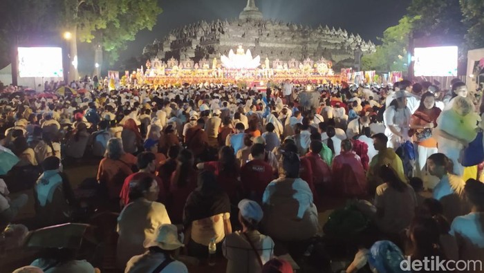 Puluhan ribu umat memadati pelataran Candi Borobudur, Kamis (23/5/2024).