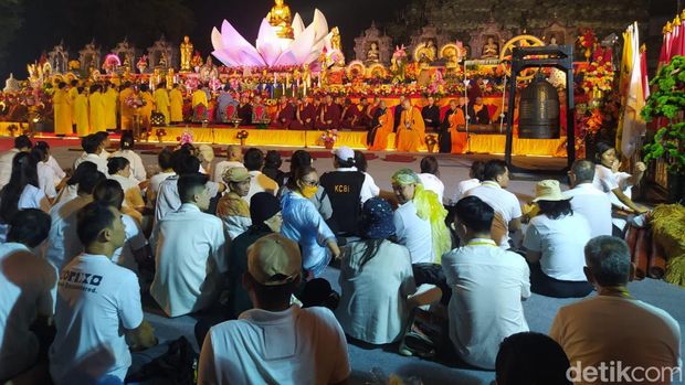 Puluhan ribu umat memadati pelataran Candi Borobudur, Kamis (23/5/2024).