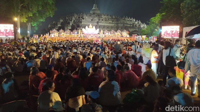 Puluhan ribu umat memadati pelataran Candi Borobudur, Kamis (23/5/2024).
