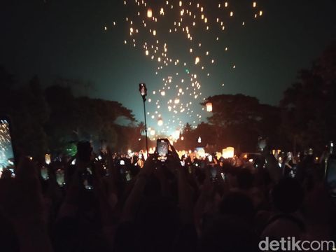 Suasana penerbangan lampion di Marga Utama Candi Borobudur, Kamis (23/5/2024).