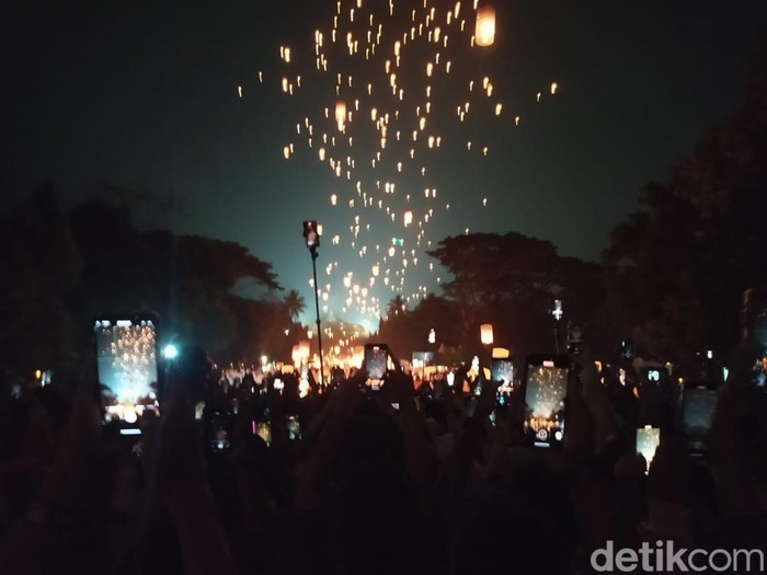 Suasana penerbangan lampion di Marga Utama Candi Borobudur, Kamis (23/5/2024).
