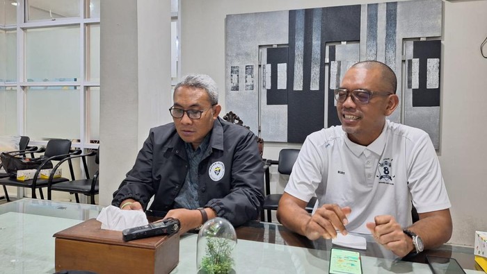 Waketum IAS Mahendro dan Ketua Pelaksana Turnamen golf antaralumni SMA Rury W. Widjaja.