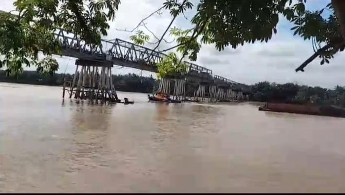 Warga bakar kapal tagboat yang menarik tongkang batu bara