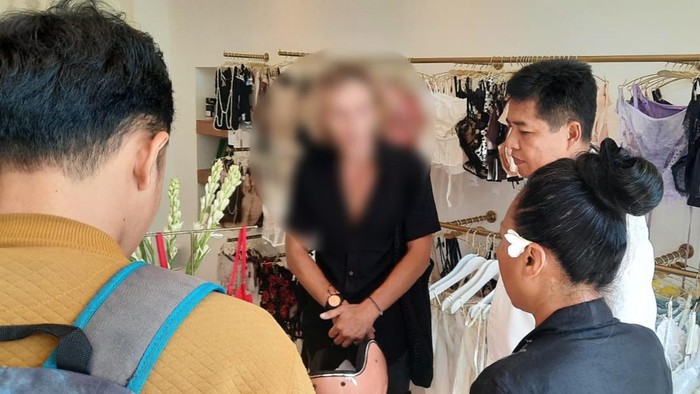 BPG asal Inggris yang curi bra di toko pakaian di Canggu, Badung, sebelum digiring ke Polsek Kuta Utara.