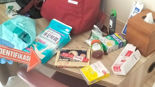 Beberapa barang-barang yang ditemukan di kamar hotel korban, Kamis (23/5/2024).