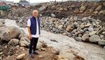 Zulhas Cek Lokasi dan Beri Bantuan Korban Banjir Sumbar
