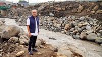 Zulhas melihat beberapa kerusakan fasilitas umum di Kabupaten Agam, Sumatera Barat.