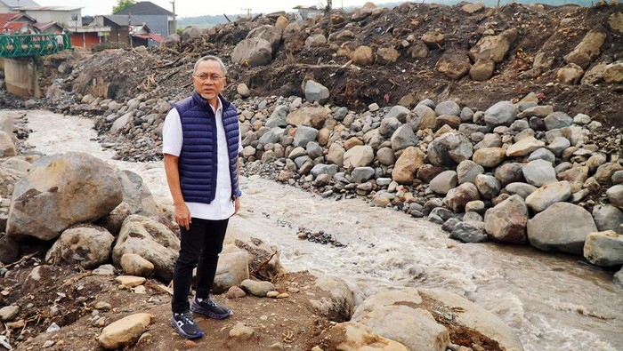 Zulhas Cek Lokasi dan Beri Bantuan Korban Banjir Sumbar Zulkifli Hasan meninjau langsung lokasi bencana banjir bandang lahar dingin di Kabupaten Agam, Sumatera Barat, Kamis (23/5). Zulhas juga memberikan bantuan ke korban banjir.