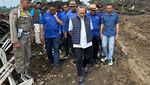 Zulhas Cek Lokasi dan Beri Bantuan Korban Banjir Sumbar