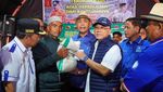 Zulhas Cek Lokasi dan Beri Bantuan Korban Banjir Sumbar