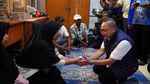 Zulhas Cek Lokasi dan Beri Bantuan Korban Banjir Sumbar