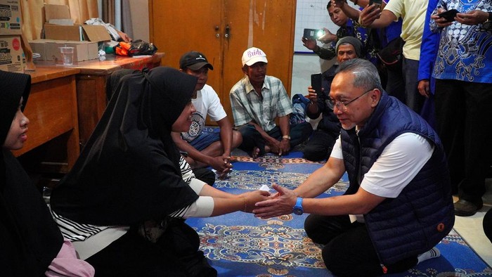 Zulhas Cek Lokasi dan Beri Bantuan Korban Banjir Sumbar Zulkifli Hasan meninjau langsung lokasi bencana banjir bandang lahar dingin di Kabupaten Agam, Sumatera Barat, Kamis (23/5). Zulhas juga memberikan bantuan ke korban banjir.