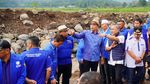 Zulhas Cek Lokasi dan Beri Bantuan Korban Banjir Sumbar