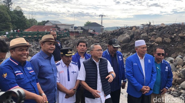 Zulkifli Hasan saat mengunjungi lokasi bencana di Kabupaten Agam (Foto: M. Afdal Afrianto/detikSumut)