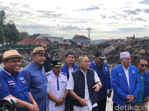 Kunjungi Warga Terdampak Banjir di Agam, Zulhas Sebut Penanganan Optimal