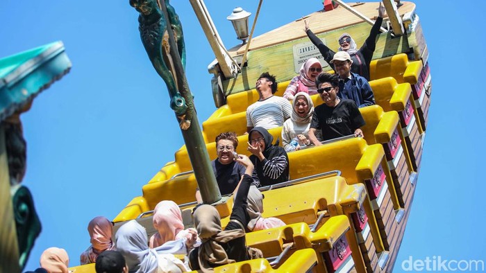 8.000 Pengunjung Lebih Habiskan Libur Panjang di Dufan Libur panjang dimanfaatkan warga untuk berekreasi, salah satu destinasinya yaitu Dufan, Jakarta Utara. Sampai pukul 16.00 WIB, hari total sudah 8.000 pengunjung.