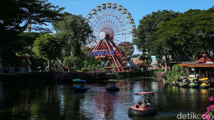 Libur panjang dimanfaatkan warga untuk berekreasi, salah satu destinasinya yaitu Dufan, Jakarta Utara. Sampai pukul 16.00 WIB, hari total sudah 8.000 pengunjung.