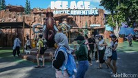 Sejumlah pengunjung mengantre untuk mencoba wahana di Dufan, Jakarta, Jumat (24/5/2024).