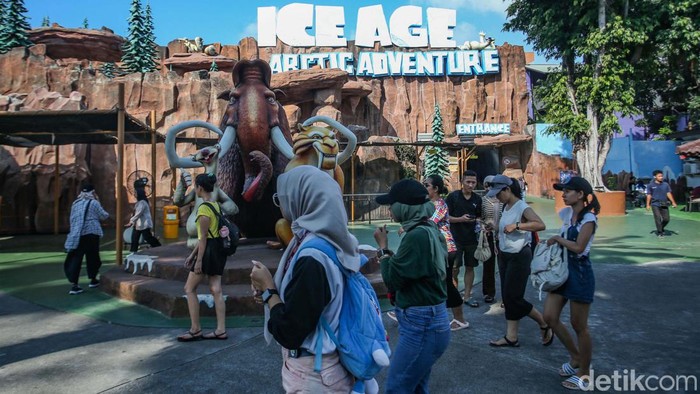 8.000 Pengunjung Lebih Habiskan Libur Panjang di Dufan Libur panjang dimanfaatkan warga untuk berekreasi, salah satu destinasinya yaitu Dufan, Jakarta Utara. Sampai pukul 16.00 WIB, hari total sudah 8.000 pengunjung.