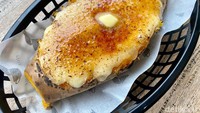 Kalau ke sini jangan lupa pesan camilan terbarunya yaitu Ubi Custard. Harganya Rp 30.000 ukurannya cukup besar. Foto: detikFood