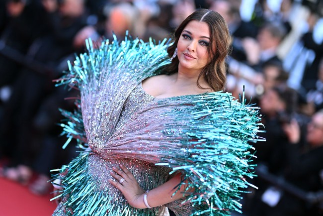 Untuk penampilan hari keduanya di Cannes, wanita 50 tahun ini berjalan di red carpet dalam balutan gaun silver dan toska gemerlapan. Gaun tampak megah dengan detail rumbai di seluruh bagian, yang juga dirancang olrh Falguni Shane Peacock. Foto: Getty Images/Lionel Hahn