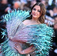 Untuk penampilan hari keduanya di Cannes, wanita 50 tahun ini berjalan di red carpet dalam balutan gaun silver dan toska gemerlapan. Gaun tampak megah dengan detail rumbai di seluruh bagian, yang juga dirancang olrh Falguni Shane Peacock. Foto: Getty Images/Lionel Hahn