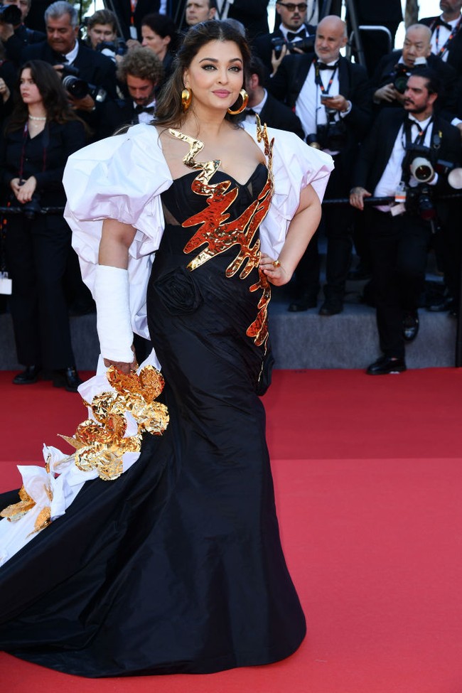 “Gaun ini bertema Gilded Bloom. Kami sepakat untuk menciptakan tampilan yang segar namun tetap bisa diterima dan indah,” ujar Aishwarya, seperti dikutip dari NDTV. Foto: WireImage/Samir Hussein