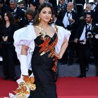 “Gaun ini bertema Gilded Bloom. Kami sepakat untuk menciptakan tampilan yang segar namun tetap bisa diterima dan indah,” ujar Aishwarya, seperti dikutip dari NDTV. Foto: WireImage/Samir Hussein