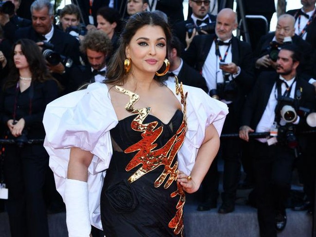 7. Aishwarya Rai Sering disebut sebagai ‘wanita tercantik di dunia,’ Aishwarya kembali membuktikan predikat itu lewat angka ilmiah. Matanya dinilai sebagai fitur paling ikonik dan memiliki nilai tinggi. Bentuk bibir dan wajahnya dinilai stabil hingga masuk ke peringkat ketujuh.