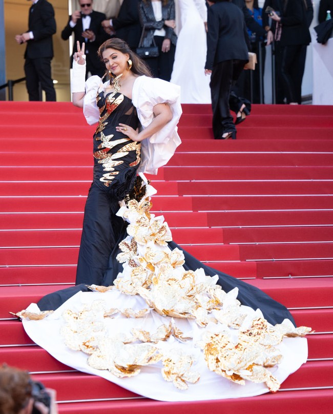 Aishwarya Rai bergaya regal dalam balutan gaun dengan lengan aksen balon dan ekor lebar dramatis rancangan desainer Falguni Shane Peacock. Foto: WireImage/Samir Hussein