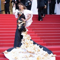 Aishwarya Rai bergaya regal dalam balutan gaun dengan lengan aksen balon dan ekor lebar dramatis rancangan desainer Falguni Shane Peacock. Foto: WireImage/Samir Hussein