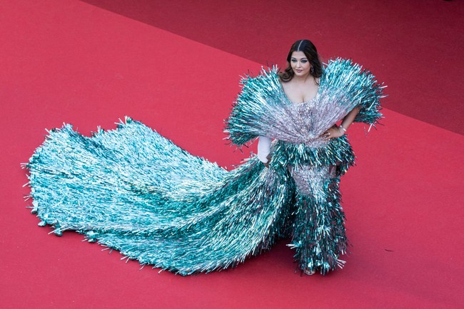 Selain gaun, lengan Aishwarya Rai juga jadi sorotan. Di samping penampilannya yang glamor, dia tampak memakai gips di lengan kanan. Ternyata dia masih dalam perawatan akibat cedera pergelangan tangan. Foto: Getty Images/Pool